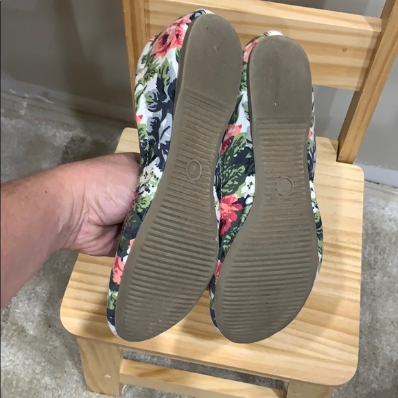 Flowered flats - Picture 3 of 4